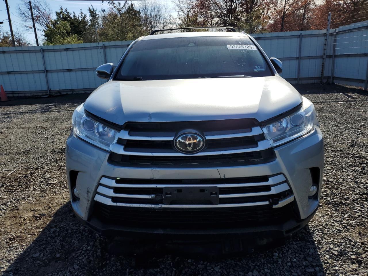 2017 Toyota Highlander Le - Image 5