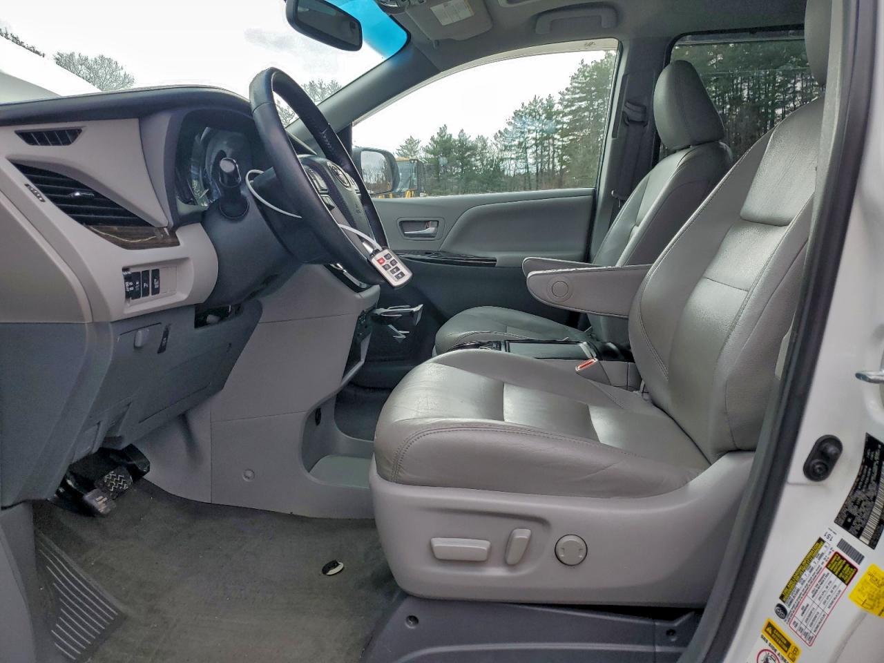 2017 Toyota Sienna Xle 7-Passenger - Image 7