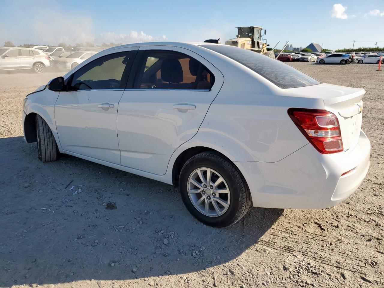 2017 Chevrolet Sonic Lt - Фото 2