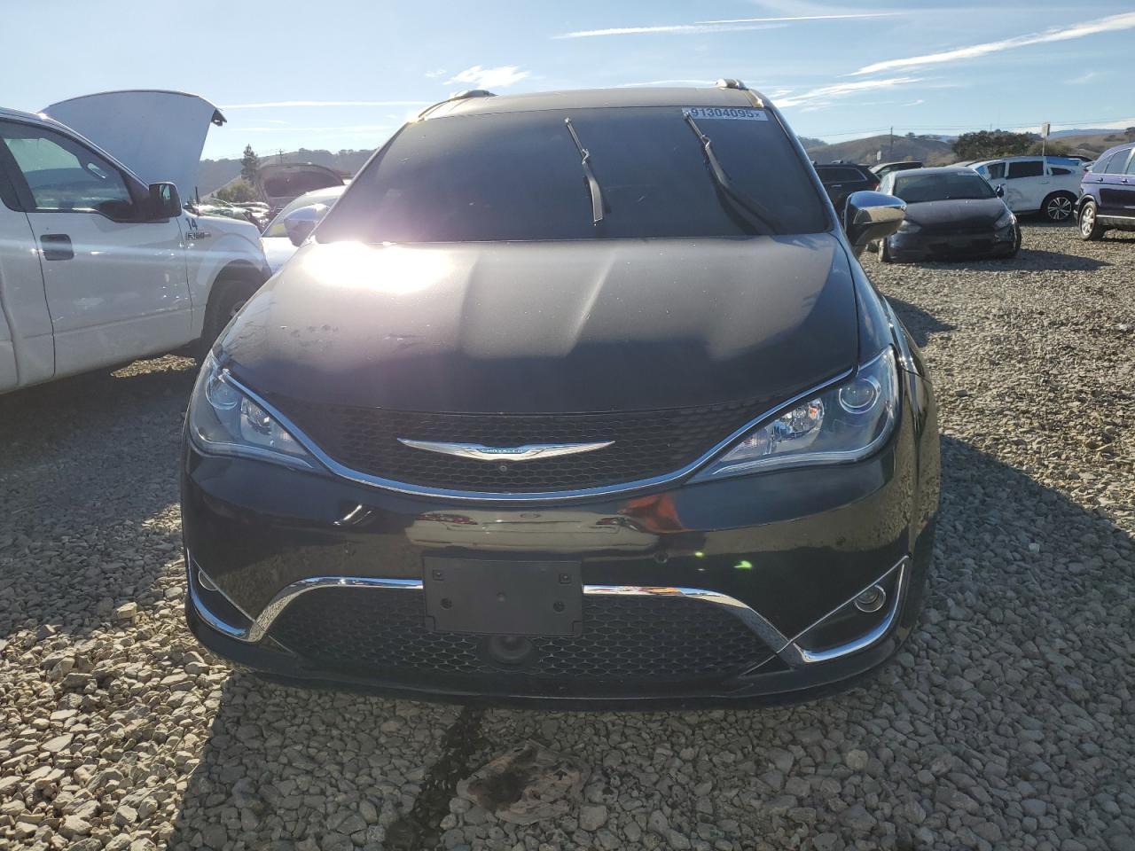 2018 Chrysler Pacifica Hybrid Limited - Image 5