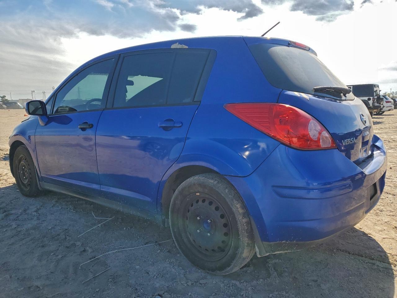 2011 Nissan Versa S - Image 2