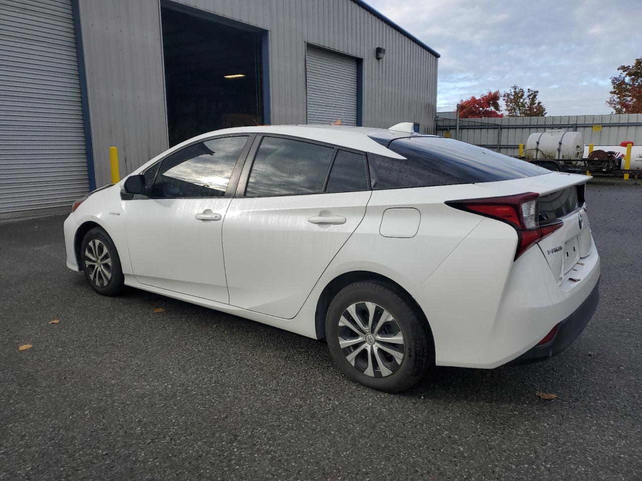 2020 Toyota Prius L - Фото 2