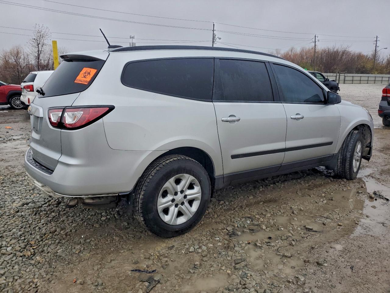 2017 Chevrolet Traverse Ls - Фото 3
