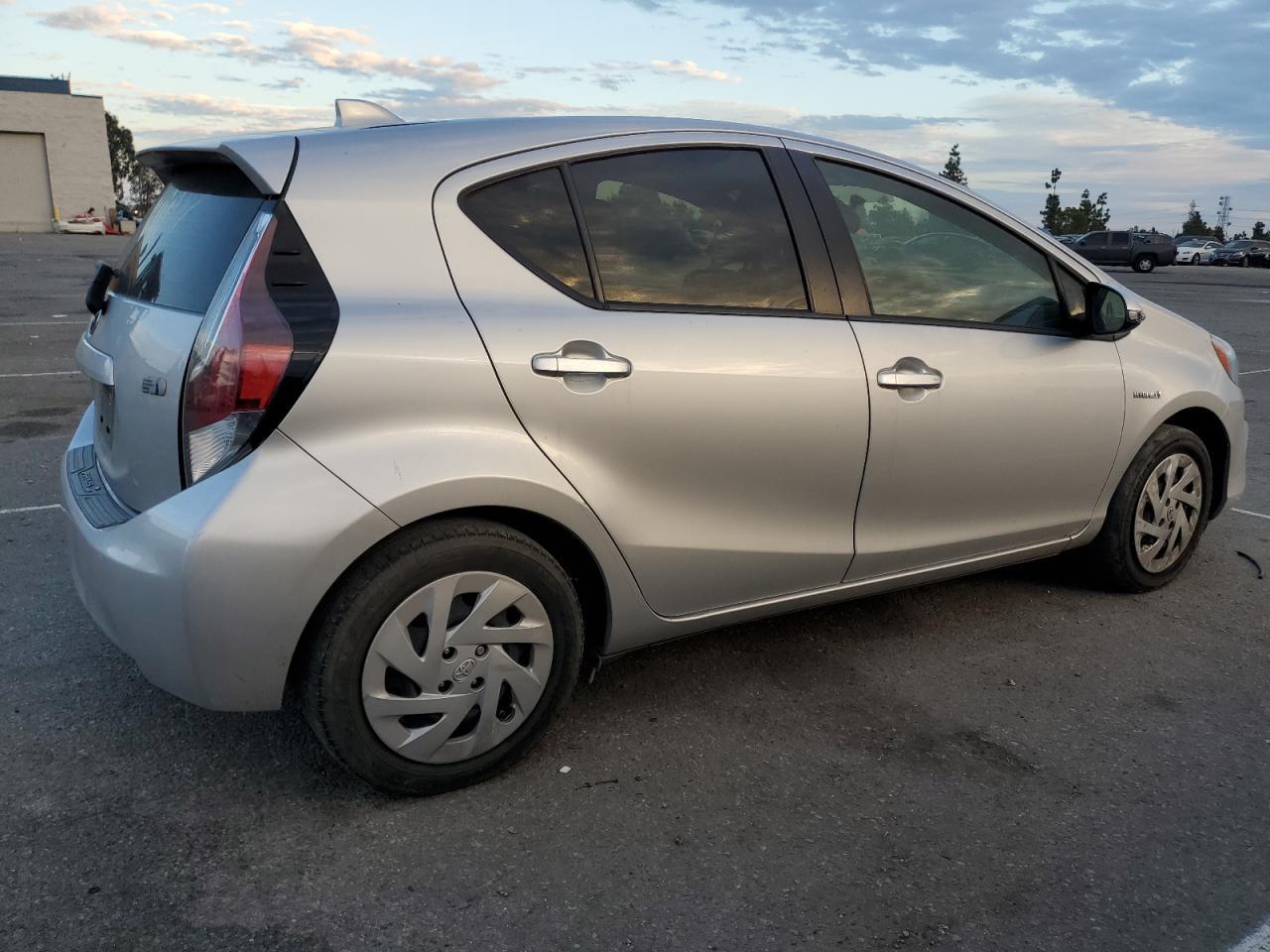 2016 Toyota Prius C - Фото 3