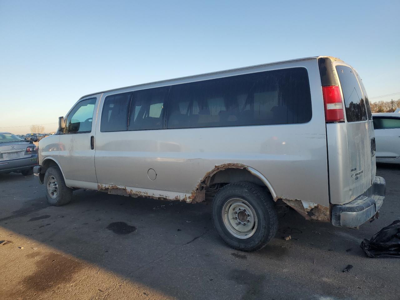2010 Chevrolet Express G3500 Ls - Фото 2