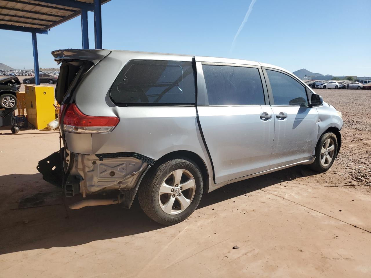 2014 Toyota Sienna - Image 3