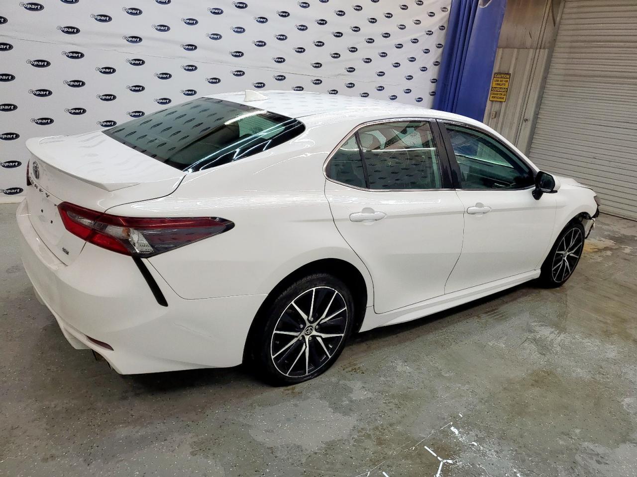 2021 Toyota Camry Se - Фото 5