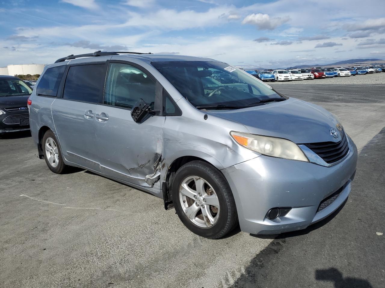 2014 Toyota Sienna Le 8-Passenger - Image 4