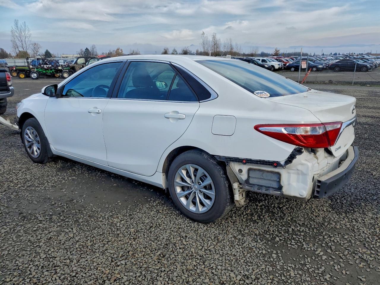 2017 Toyota Camry Le - Фото 2