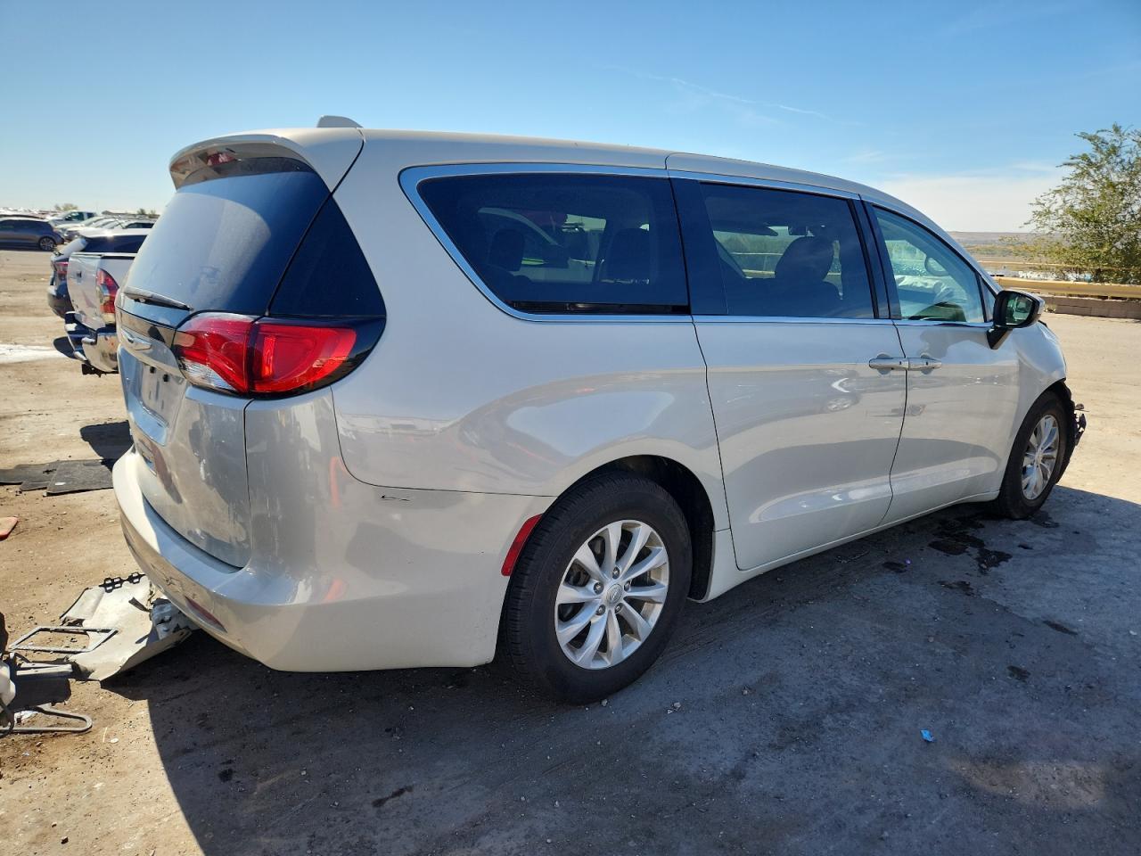 2017 Chrysler Pacifica Touring - Фото 3