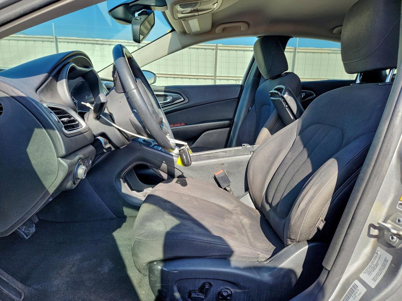 2015 Chrysler 200 Limited - Фото 7