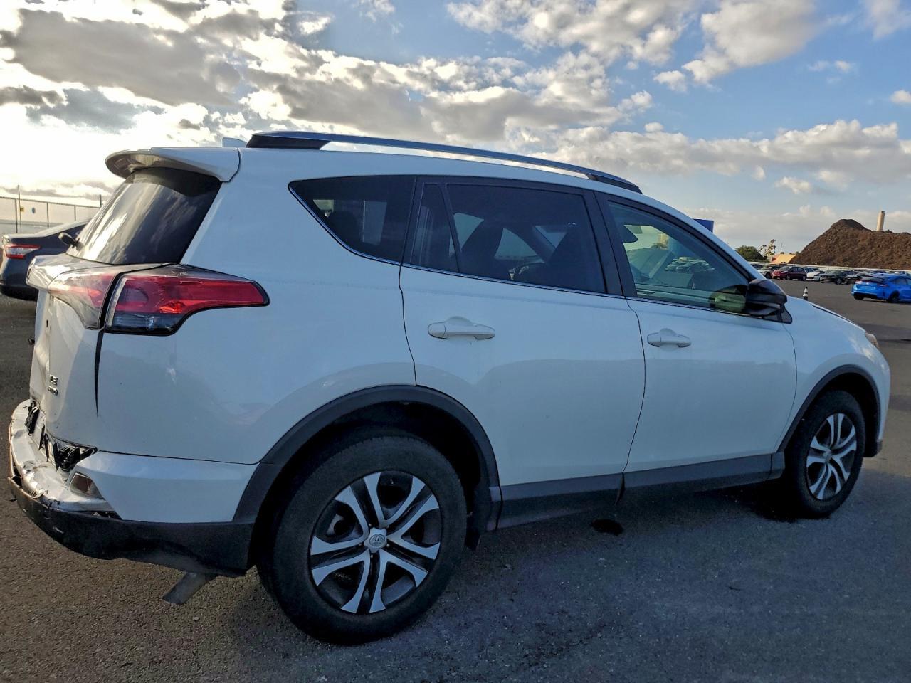 2018 Toyota Rav4 Le - Image 3