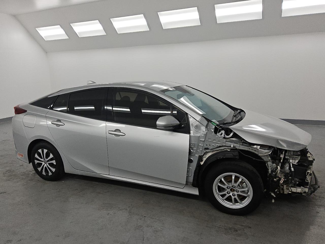 2020 Toyota Prius Prime Le - Image 4