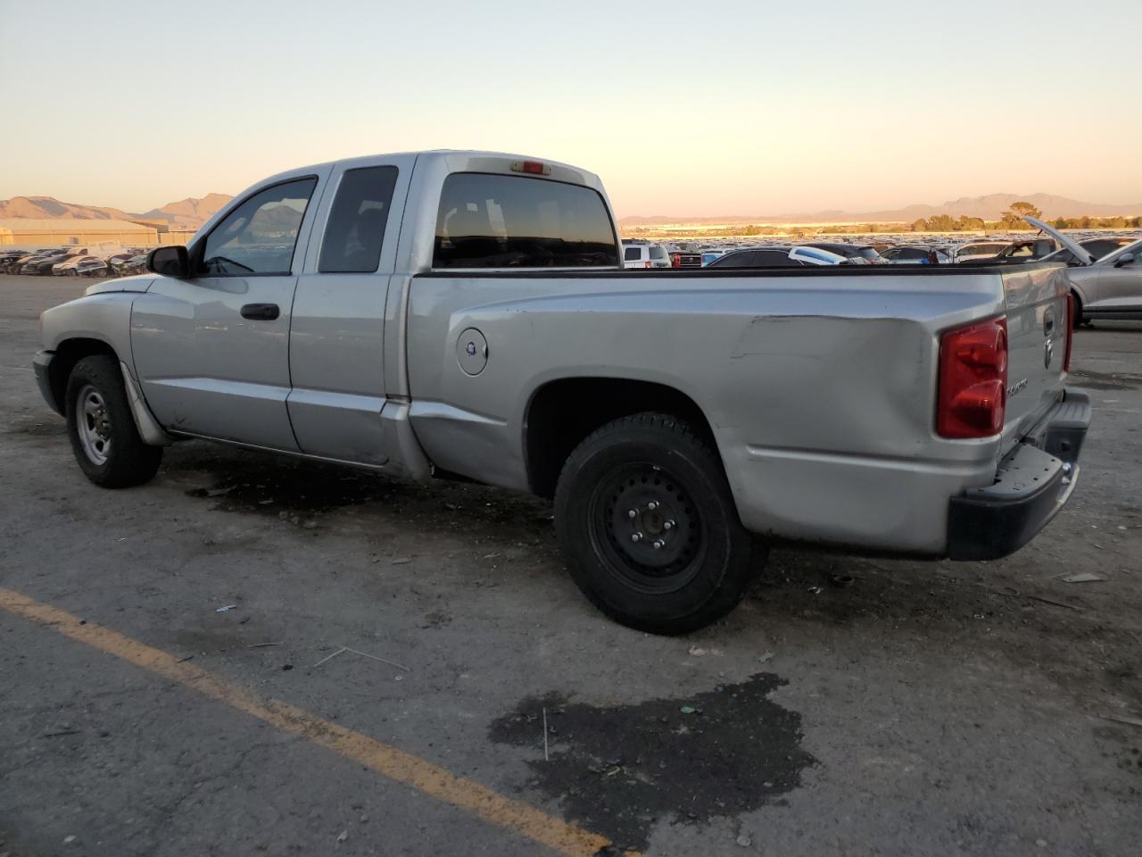 2005 Dodge Dakota St - Фото 2