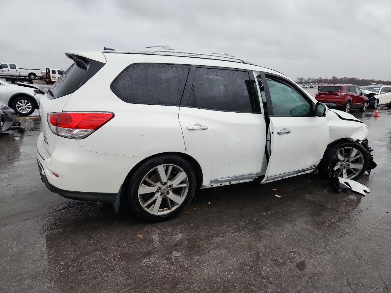 2014 Nissan Pathfinder S - Image 3
