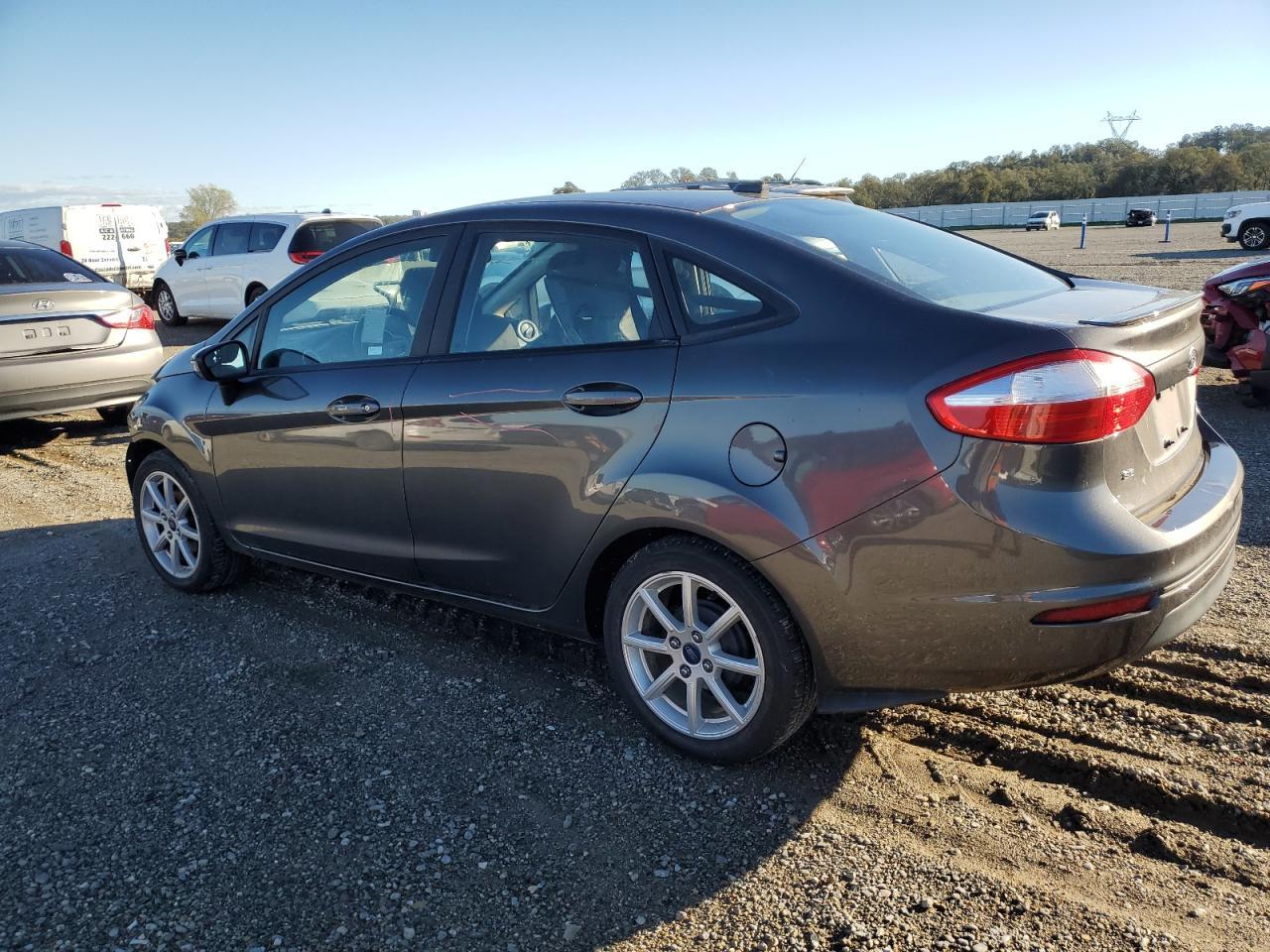 2015 Ford Fiesta Se - Фото 2