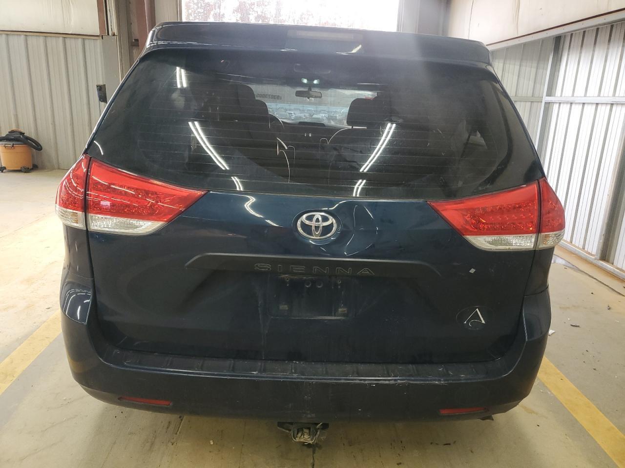 2011 Toyota Sienna - Фото 6
