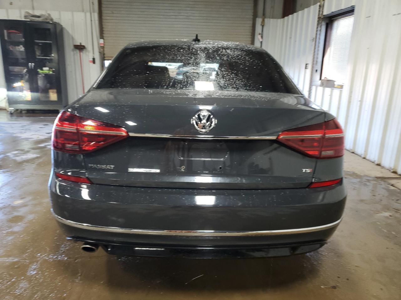 2017 Volkswagen Passat R-Line - Фото 6