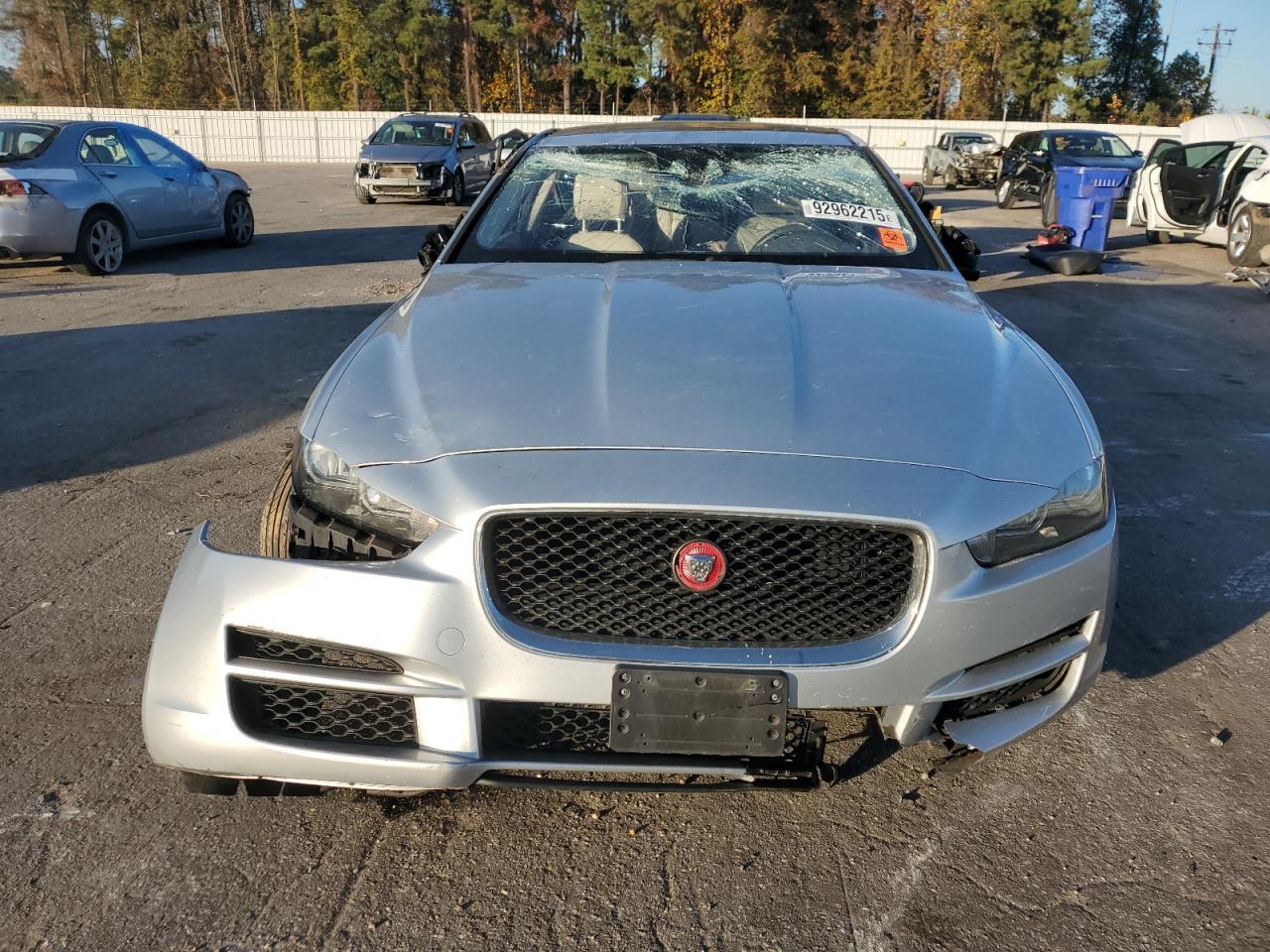 2018 Jaguar Xe Premium - Фото 5