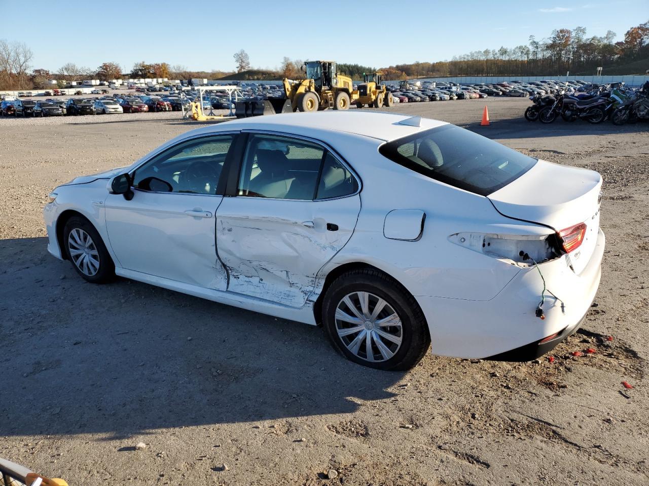 2021 Toyota Camry Le - Фото 2