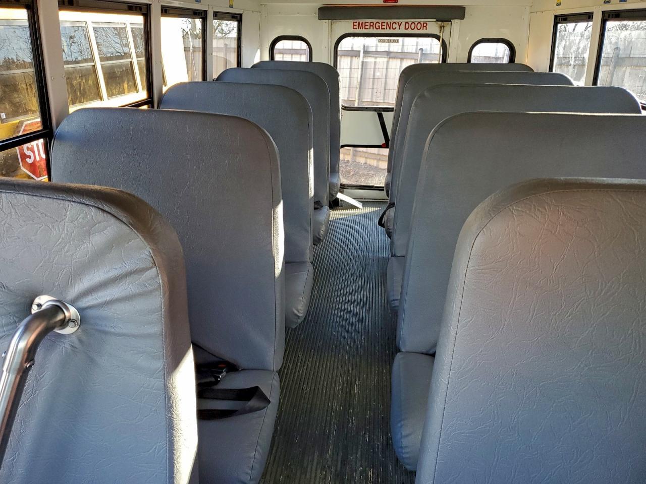 2016 Chevrolet Express School Bus - Фото 6
