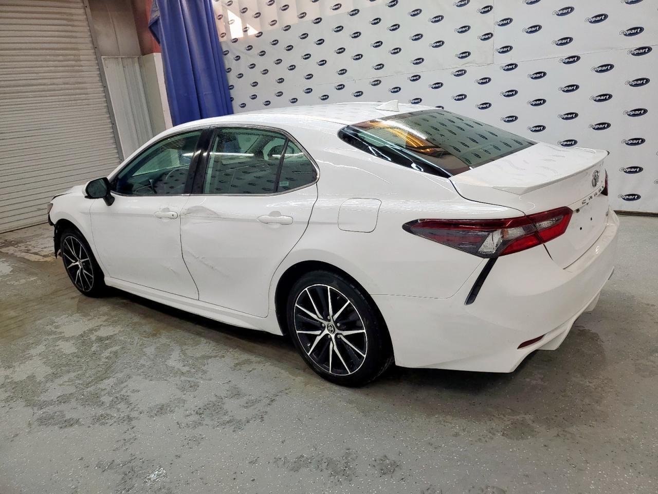 2021 Toyota Camry Se - Фото 3