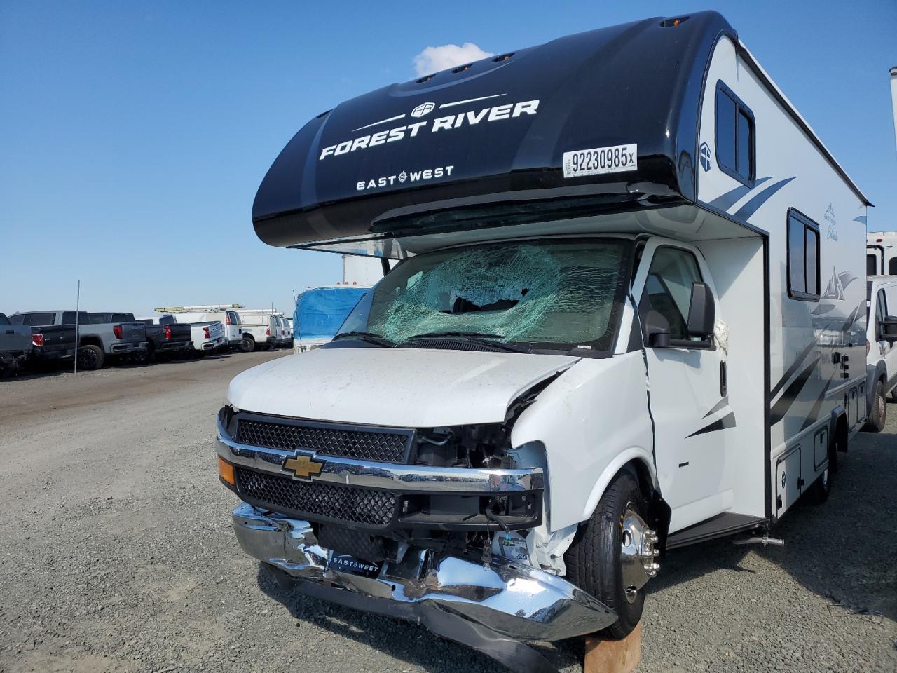 2025 Chevrolet Express G3500 - Фото 2