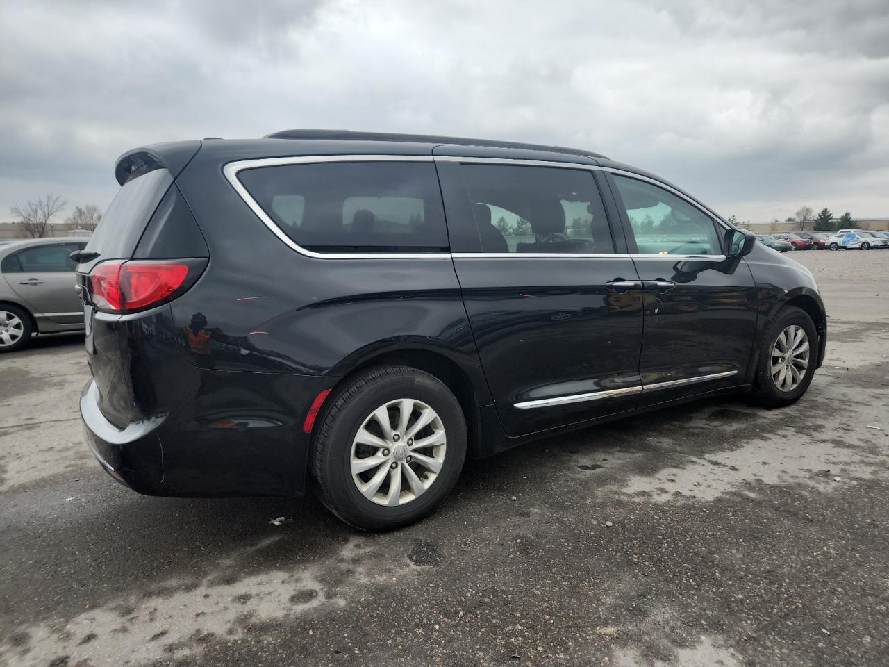 2017 Chrysler Pacifica Touring L - Фото 3