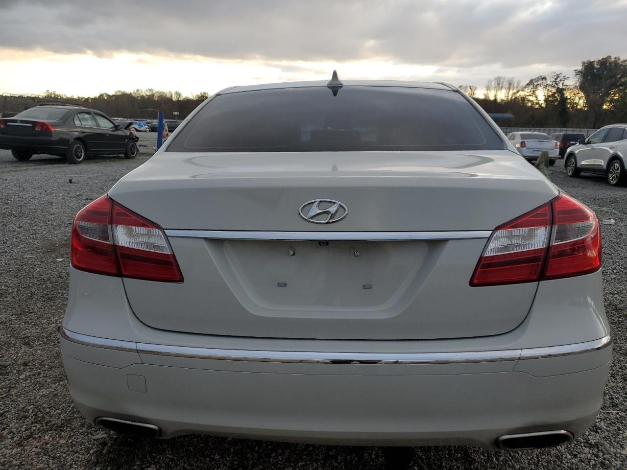 2012 Hyundai Genesis 3.8L - Фото 6