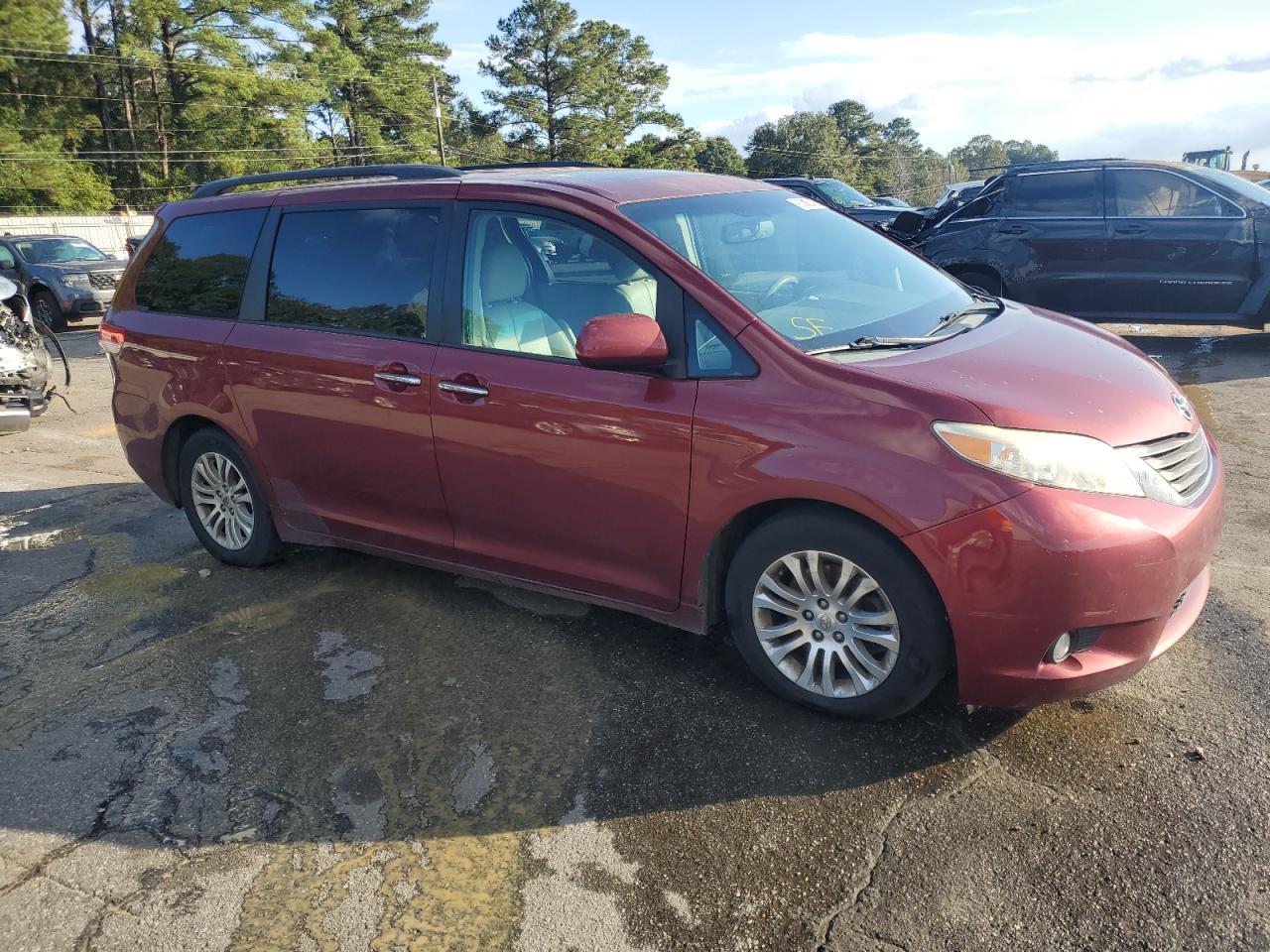 2011 Toyota Sienna Xle 8-Passenger - Image 4