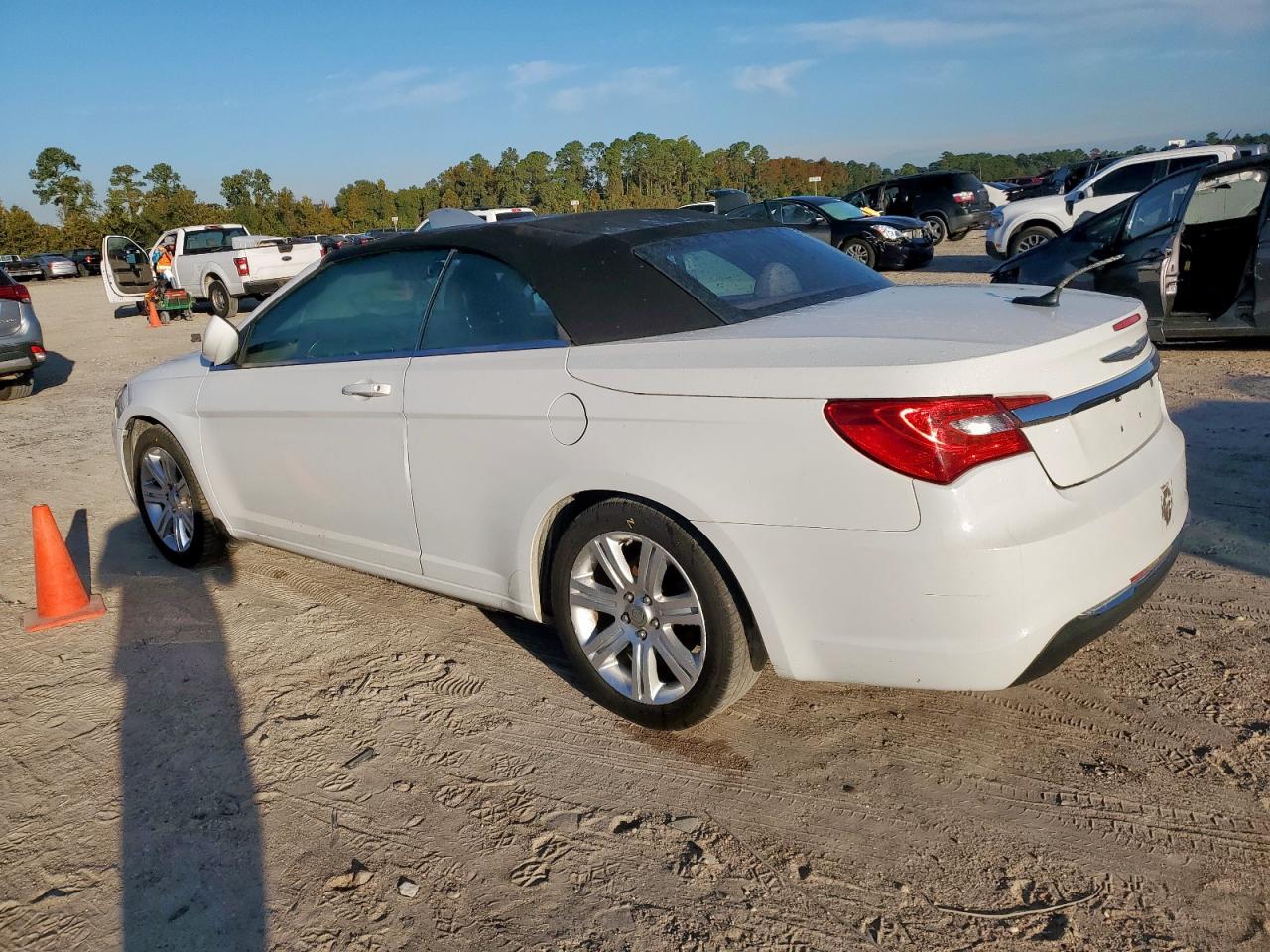 2014 Chrysler 200 Touring - Фото 2
