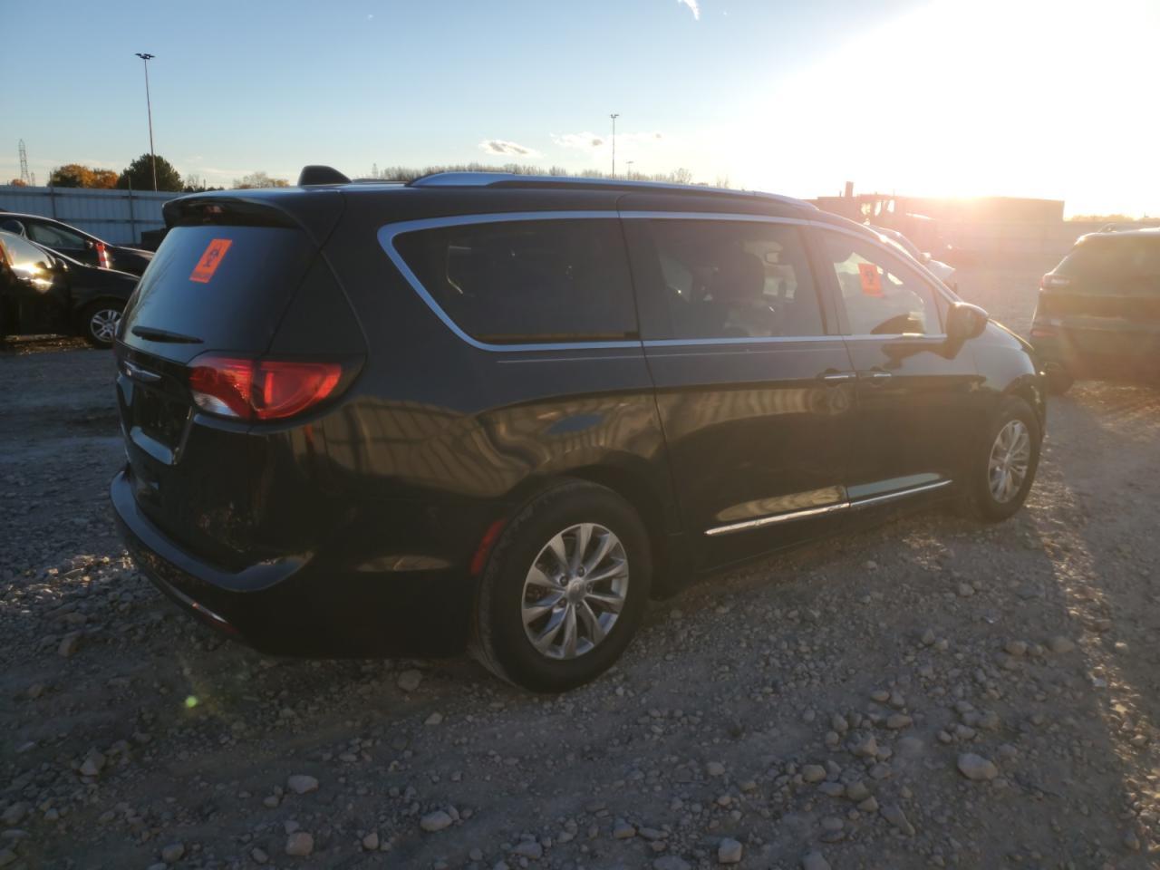 2018 Chrysler Pacifica Touring L - Фото 3