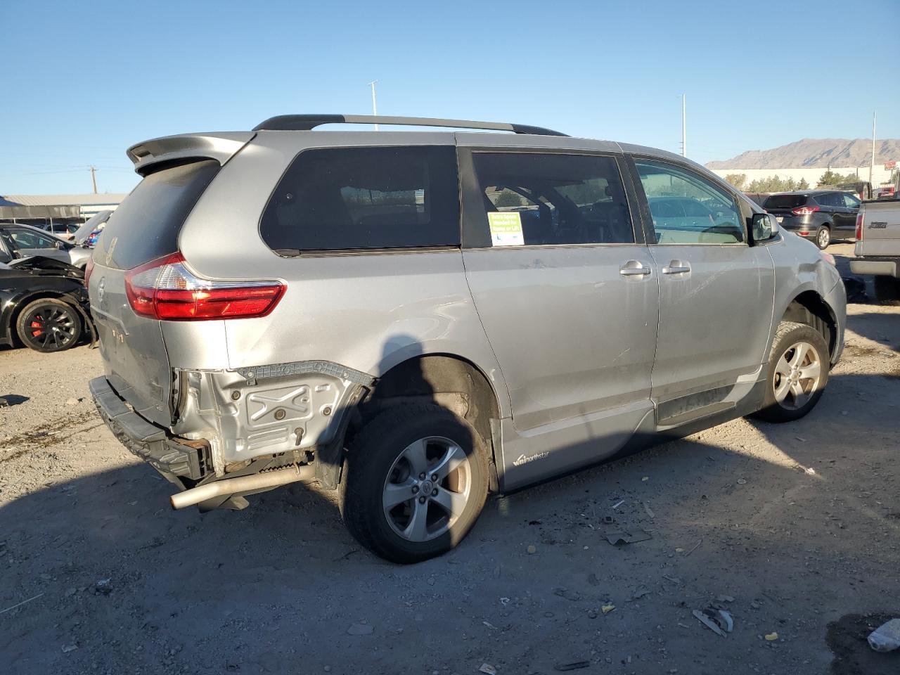 2017 Toyota Sienna Le - Фото 3