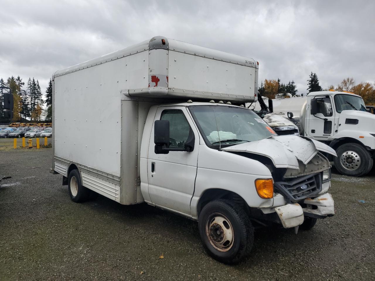 2006 Ford E450 Box Truck - Image 4