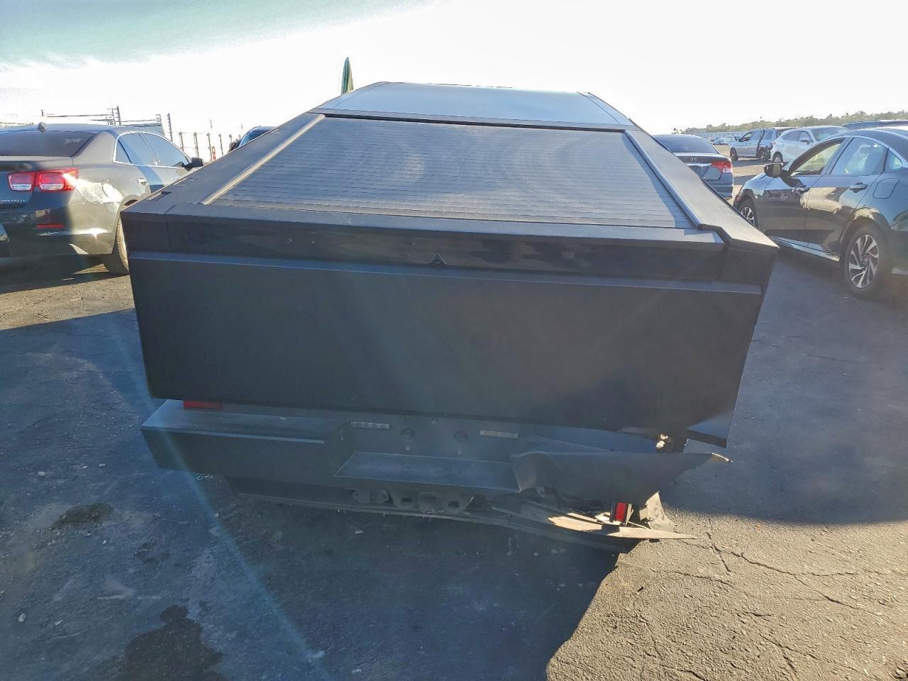 2025 Tesla Cybertruck - Фото 6