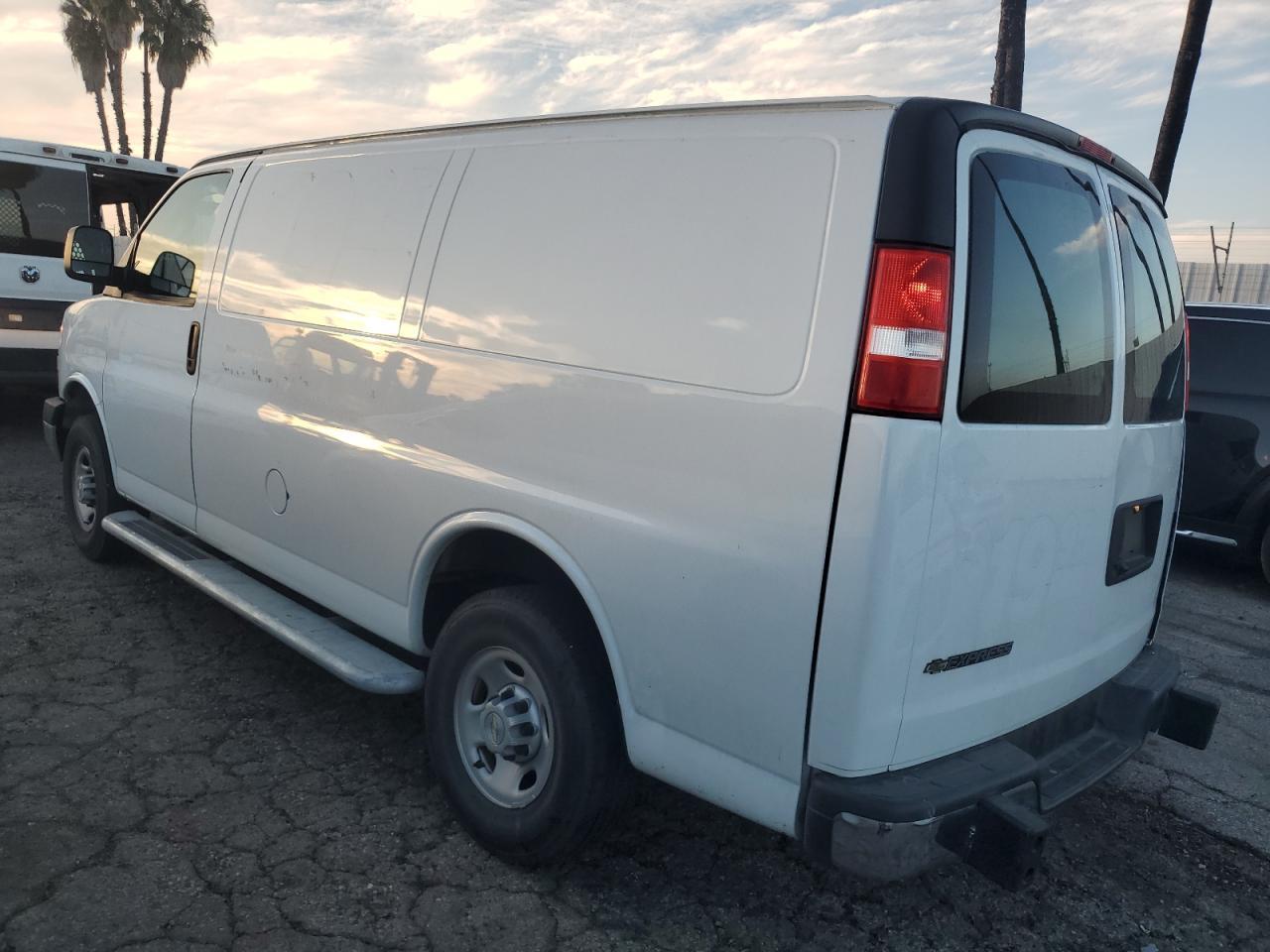 2024 Chevrolet Express G2500 - Фото 2
