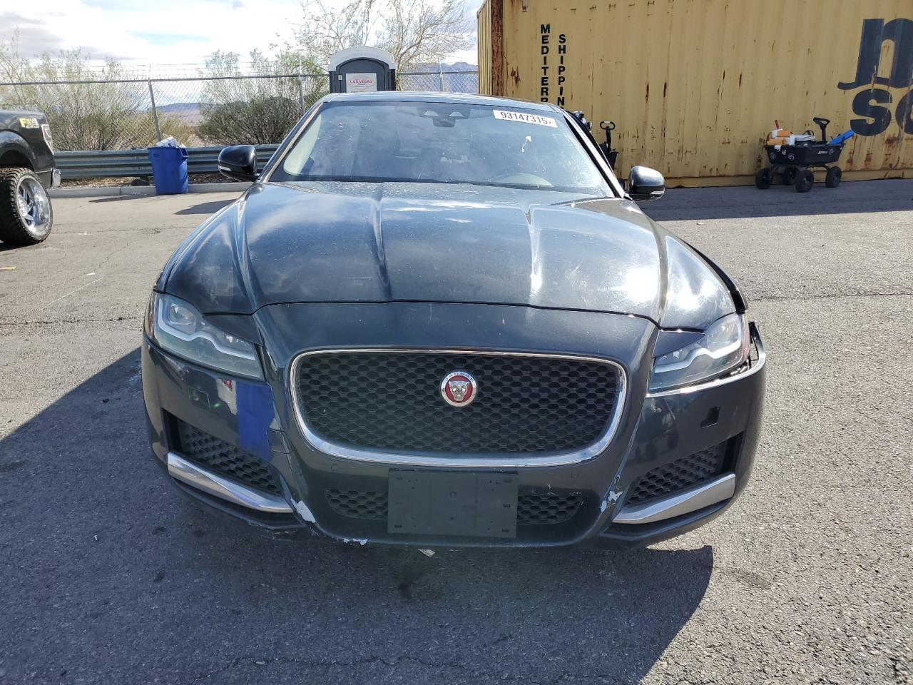 2017 Jaguar Xf Premium - Image 5