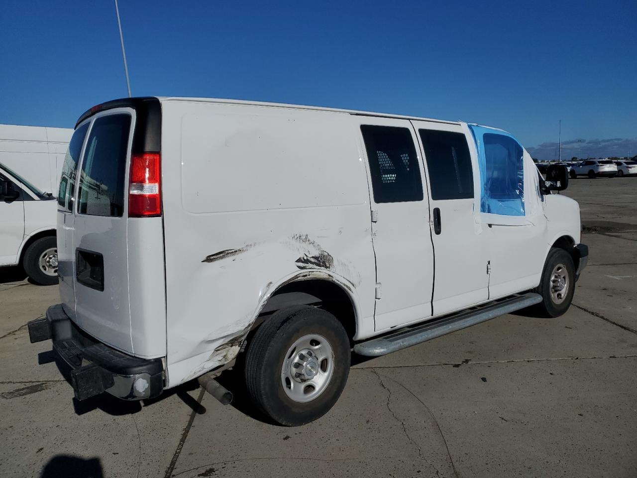 2023 Chevrolet Express 2500 Delivery Van - Фото 3