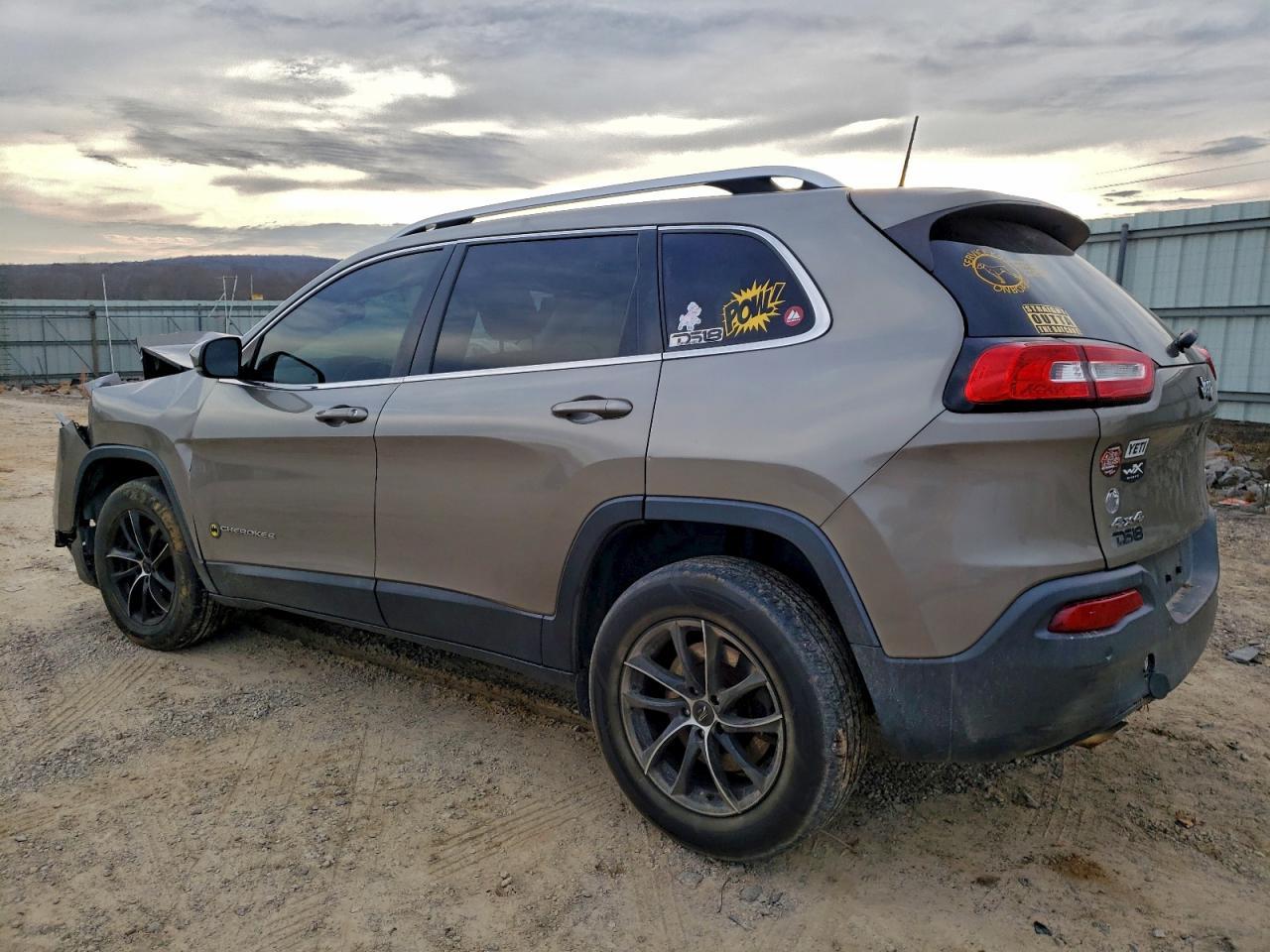 2016 Jeep Cherokee Latitude - Image 2