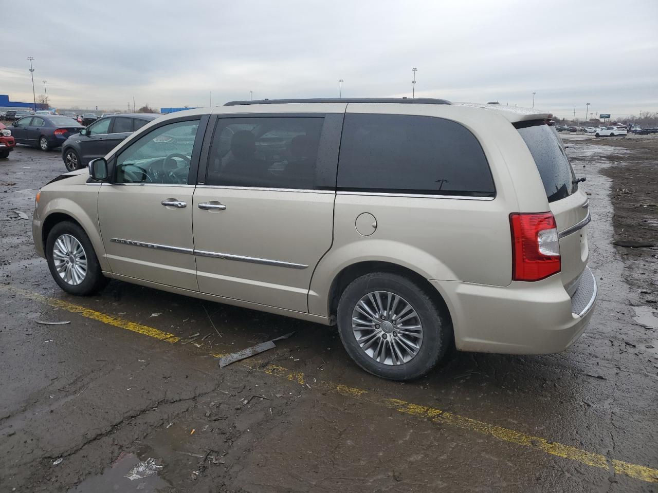 2013 Chrysler Town & Country Touring L - Фото 2