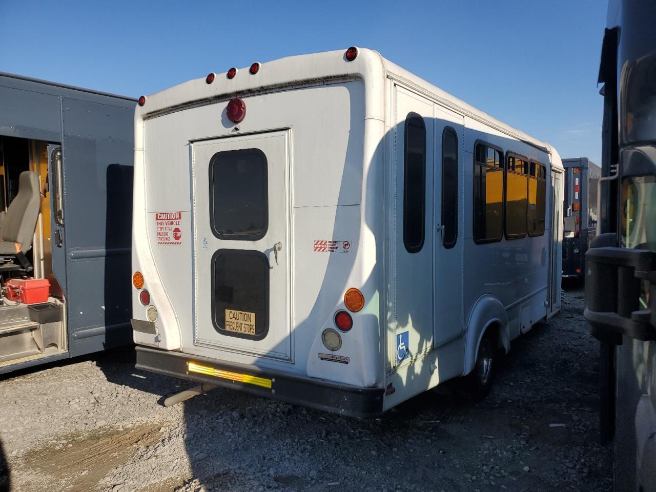 2016 Ford Econoline E450 Super Duty Cutaway Van - Image 4