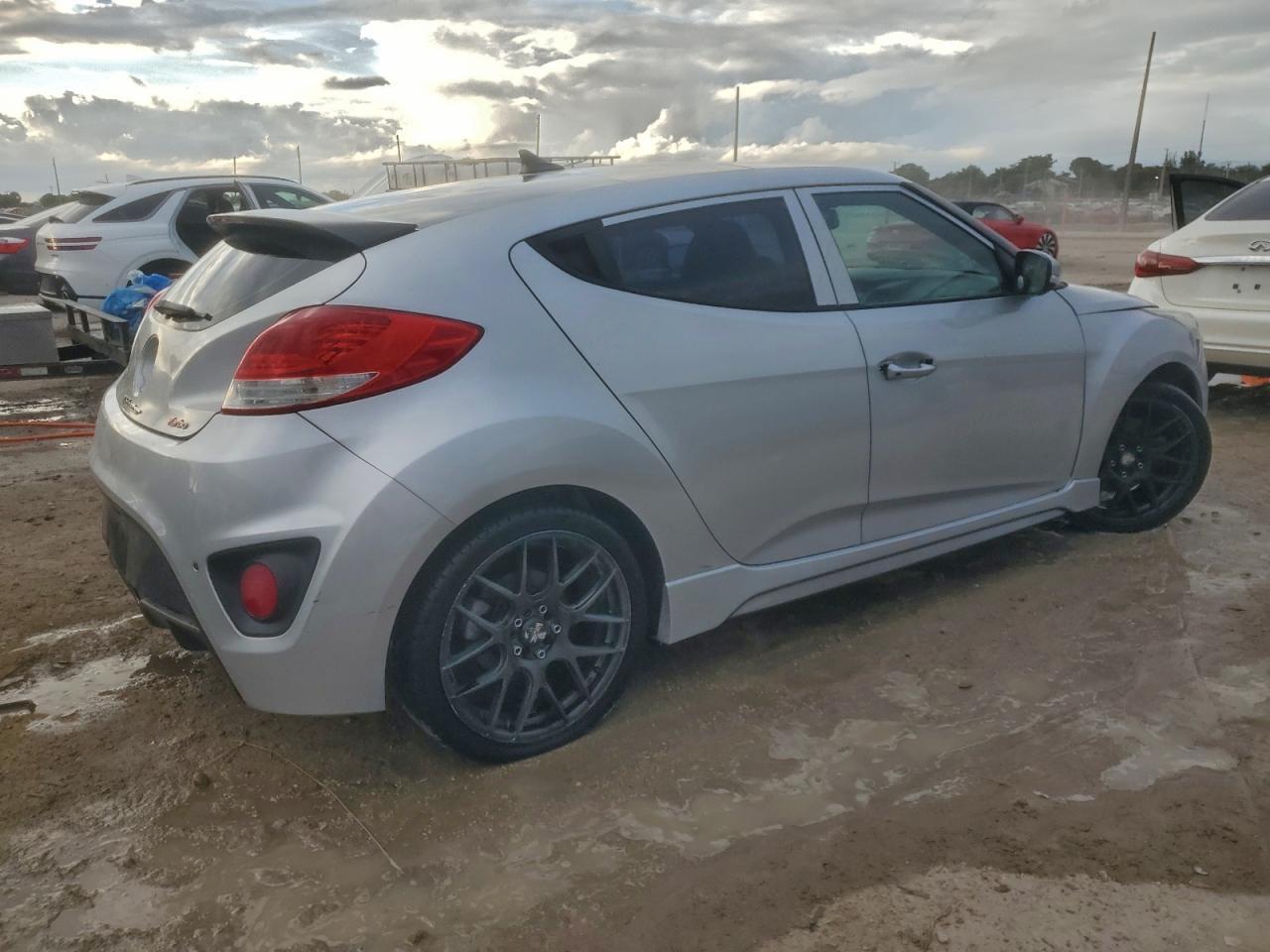2013 Hyundai Veloster Turbo - Image 3