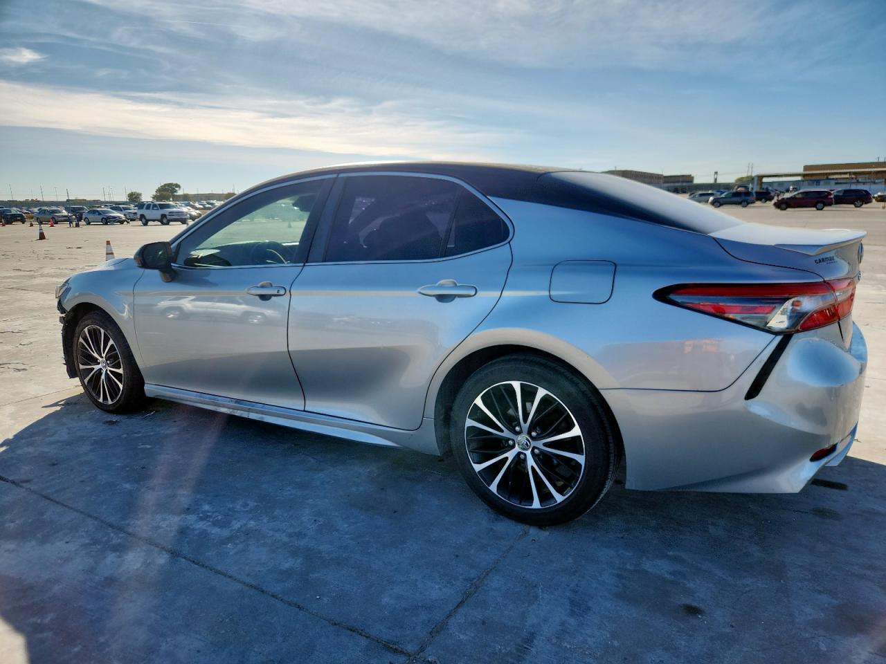 2018 Toyota Camry L - Фото 2