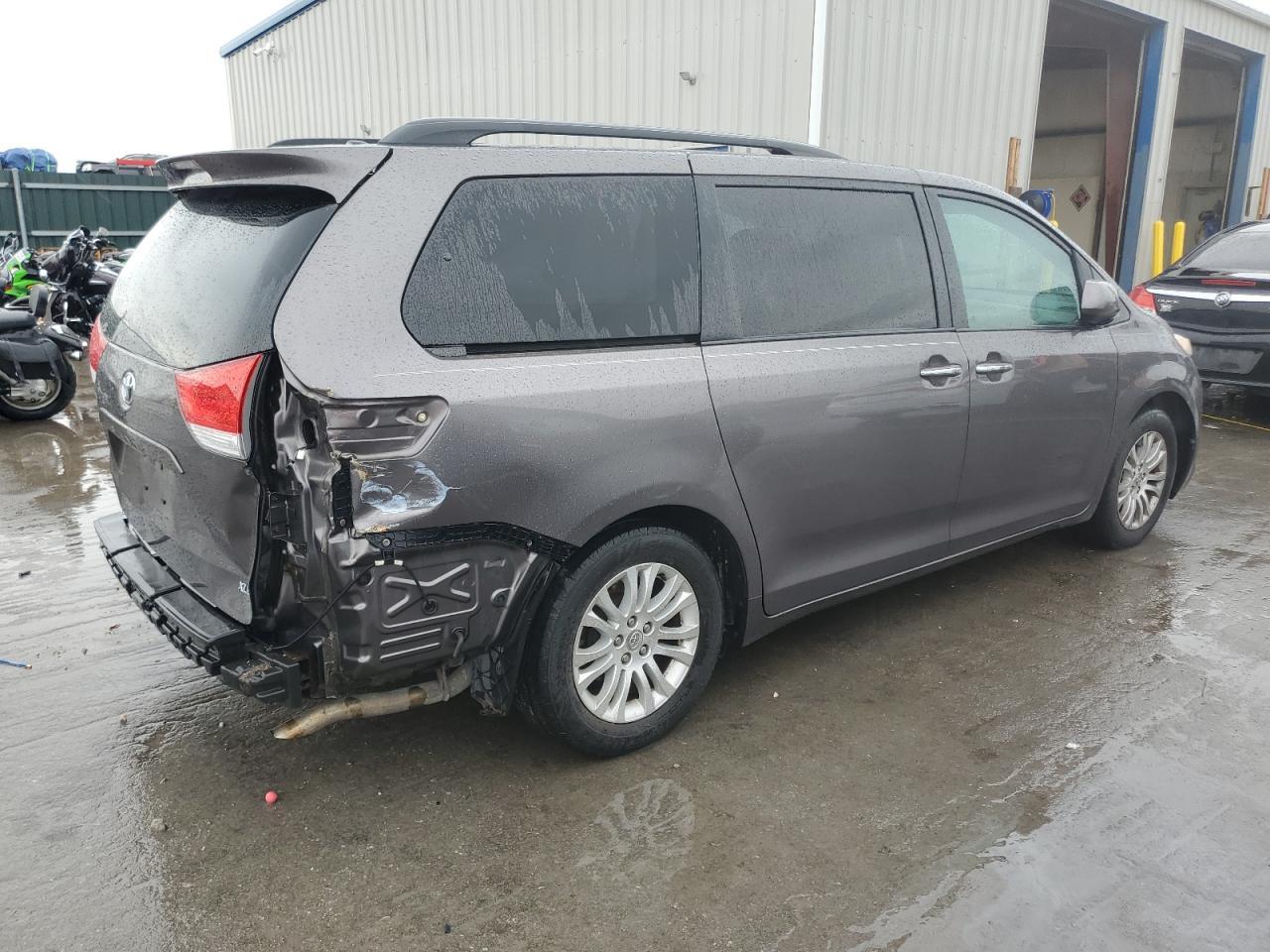 2012 Toyota Sienna Xle - Фото 3