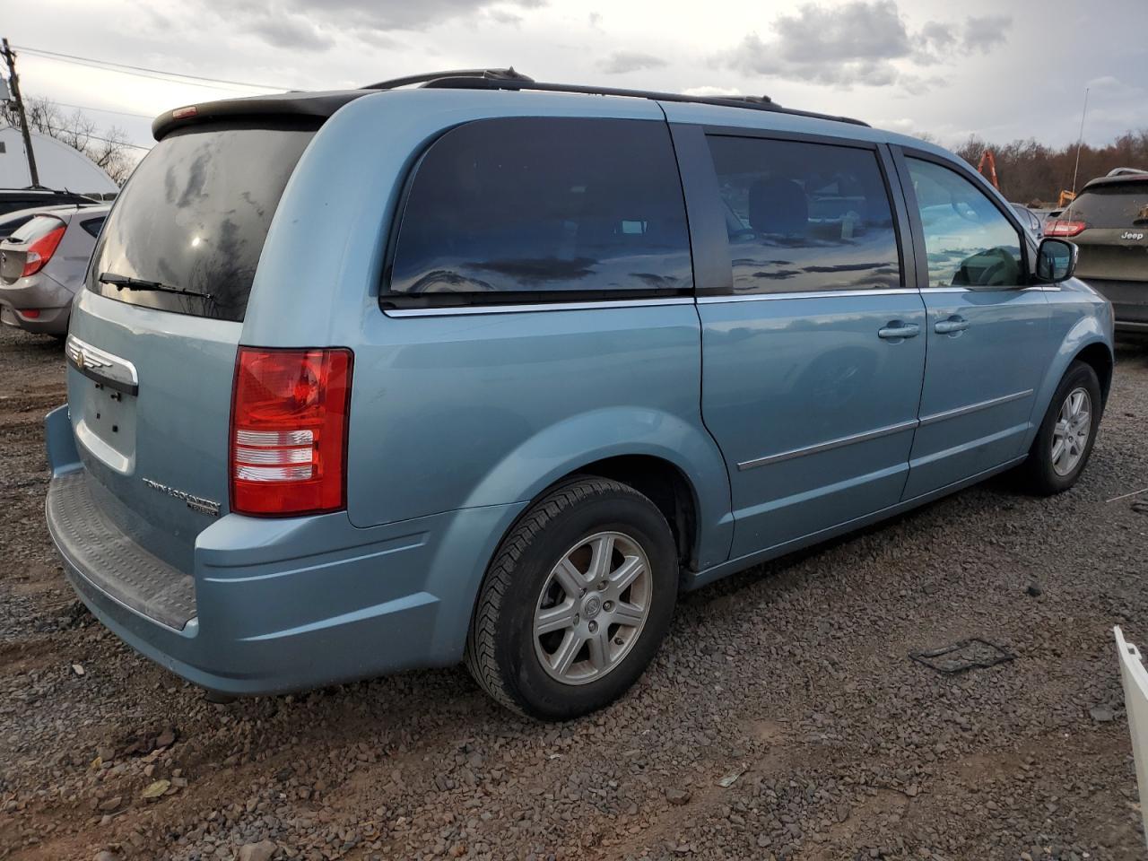 2010 Chrysler Town & Country Touring Plus - Фото 3