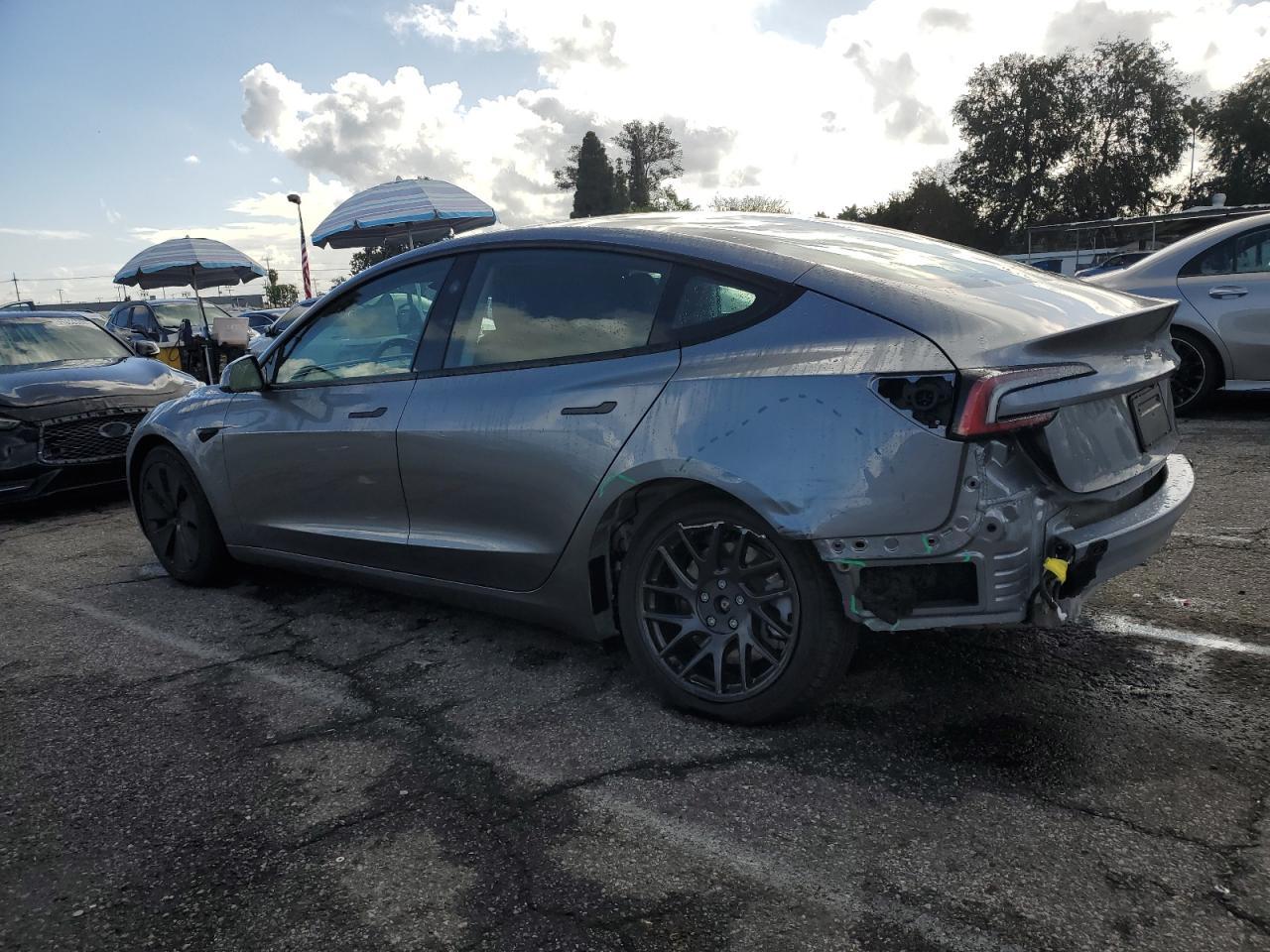 2025 Tesla Model 3 - Фото 2