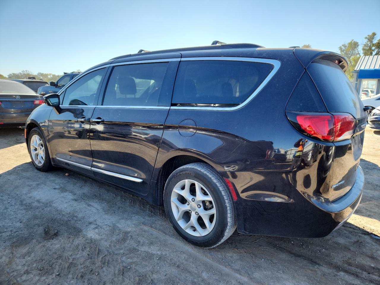 2017 Chrysler Pacifica Touring L - Image 2