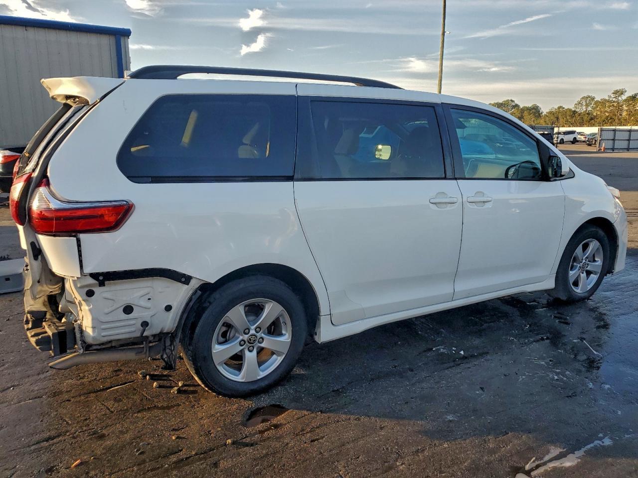 2022 Toyota Sienna Le - Фото 3