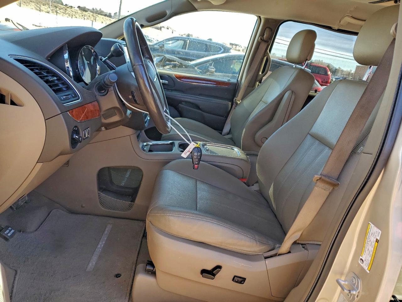 2015 Chrysler Town & Country Touring L - Фото 7