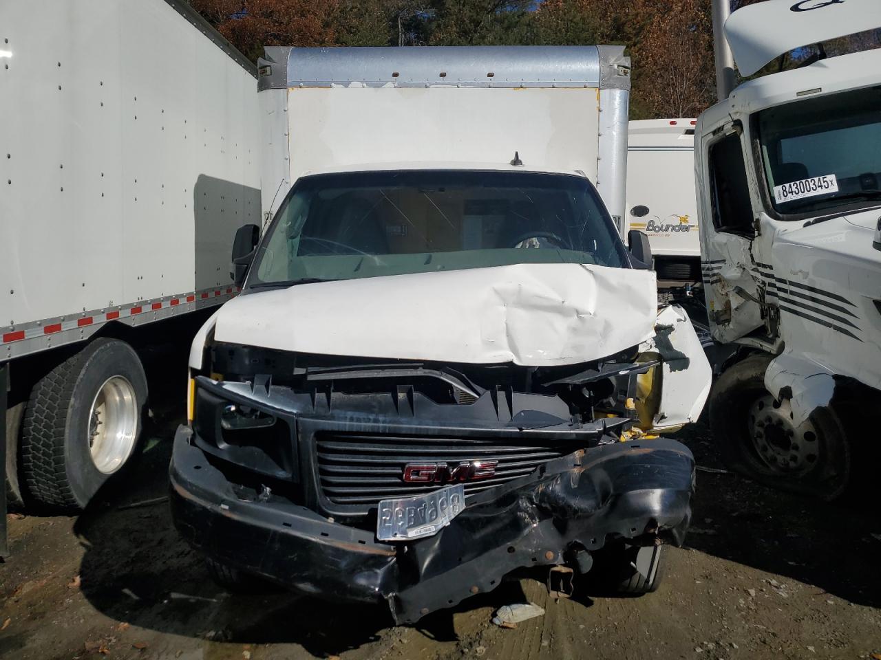 2017 GMC Savana Box Truck - Фото 2